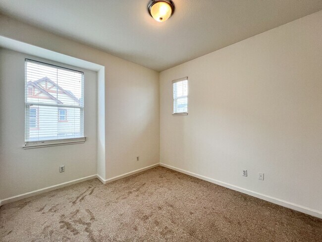 Building Photo - South Napa Three Bedroom House