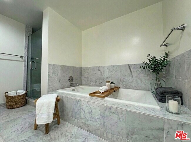 Building Photo - 10520 Wilshire Blvd