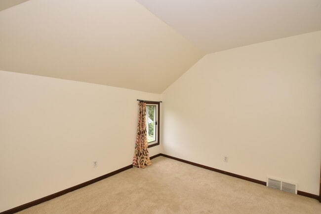 Building Photo - 661 S Lake Shore Dr