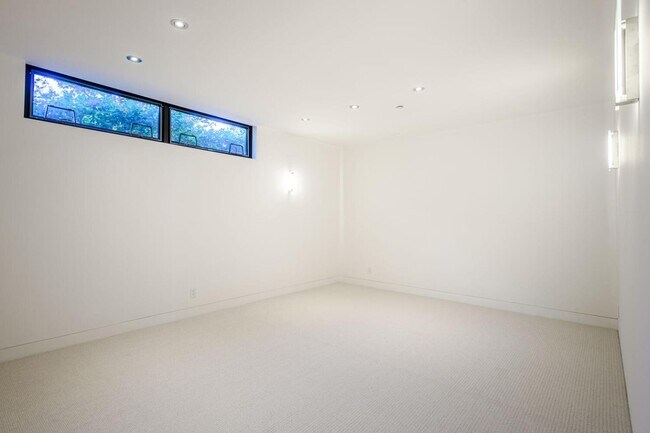 Building Photo - 2510 Skyfarm Dr