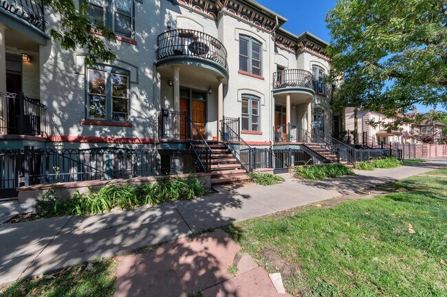 Building Photo - Beautiful Row Home Style Condo Central Den...