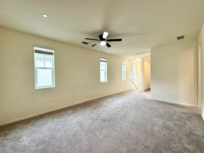 Building Photo - CLEAN 3 BED, 2.5 BATHS, 2 CAR GARAGE IN NO...