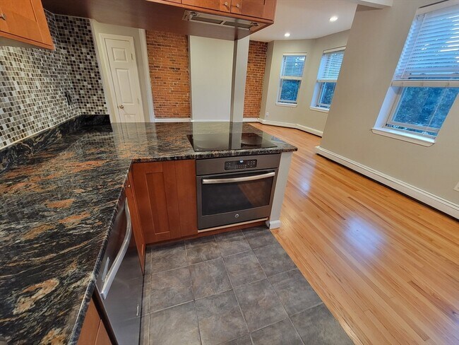 Building Photo - 390 Riverway