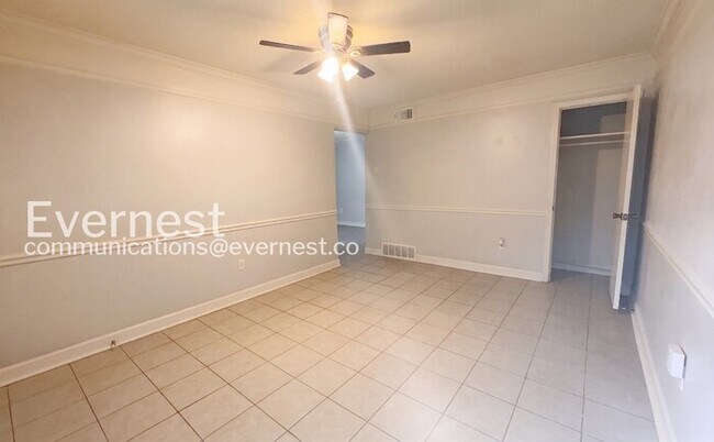 Building Photo - Cozy Home with Fenced Yard and Parking. / 3 Bed & 1 Bath / Availability Now!