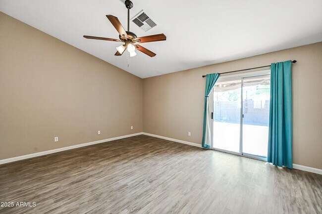 Building Photo - 757 E Wildhorse Dr
