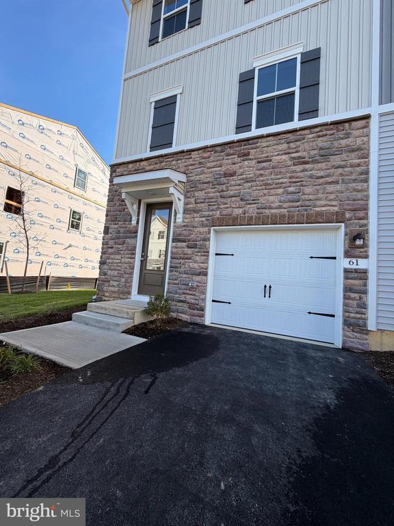 Building Photo - 61 Basswood St