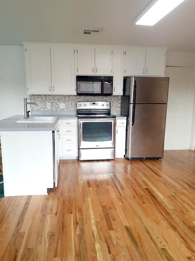Kitchen - 740 N Daybreak Dr