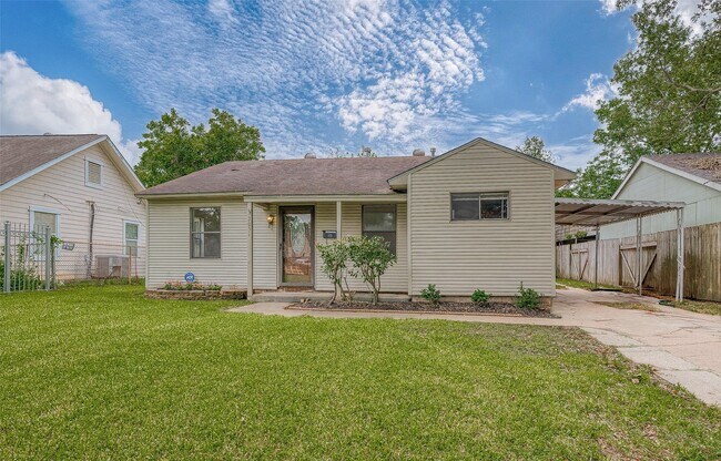 Building Photo - 2051 Santa Rosa St