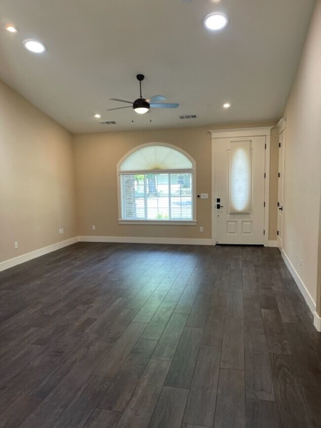 Building Photo - 3 Bedroom Home in Mistletoe Neighborhood
