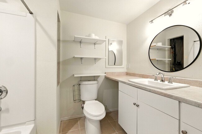 Building Photo - Amazing 3 Bed 4 Bath Highlands Ranch House...