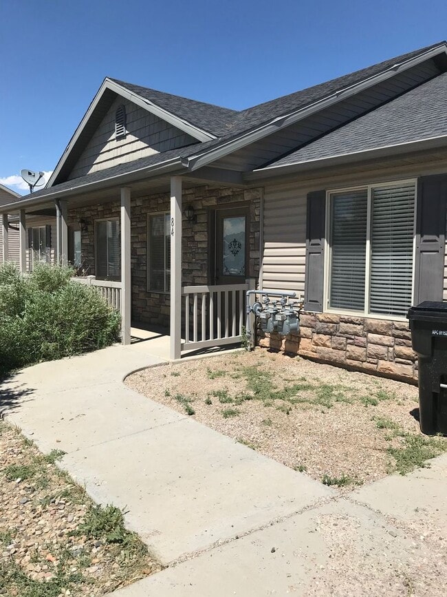 Building Photo - Cozy 2 bedroom Duplex Home