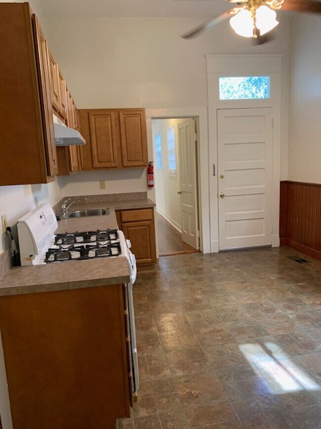 Building Photo - Wonderful lower unit with fresh paint