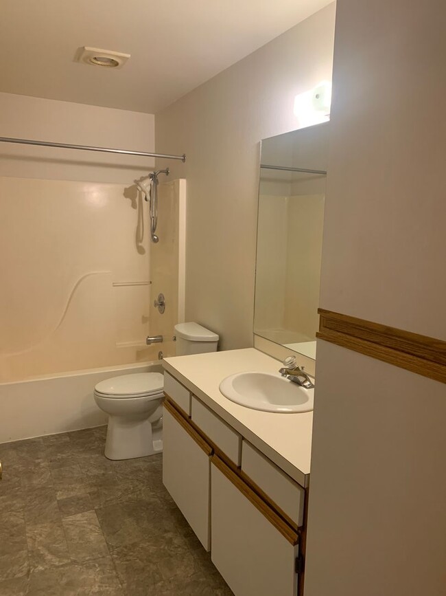 Building Photo - NE Bend Apartment Available 6/15