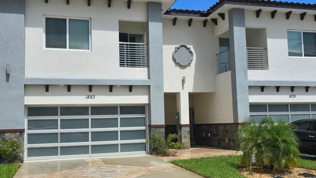 Building Photo - Beautiful and Modern 4 bed 3.5 Bath Townho...