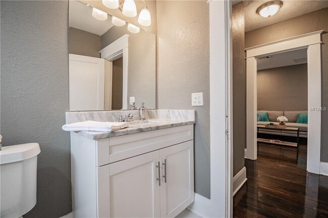 Building Photo - "Charming 3-Bed, 2-Bath Gem in Tampa's Heart - 1244 Sq Ft of Comfort Awaits!"