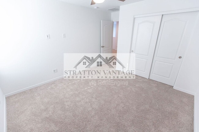 Building Photo - 14231 W El Cortez Pl