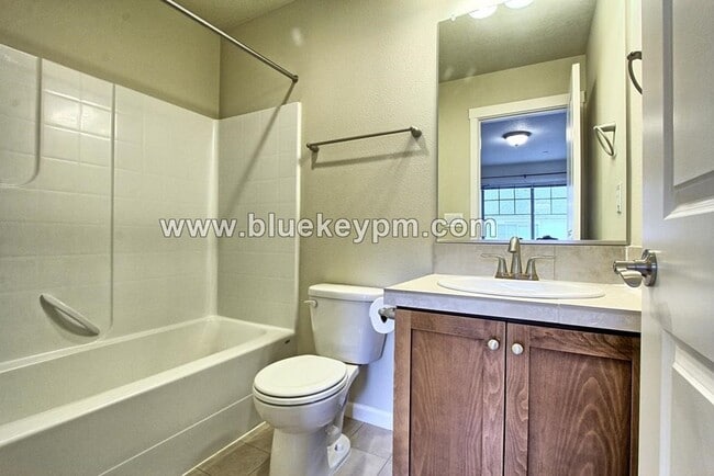 Building Photo - 2 Bed, 2.5 Baths Tri-Level Townhome with Open Office in Sherwood