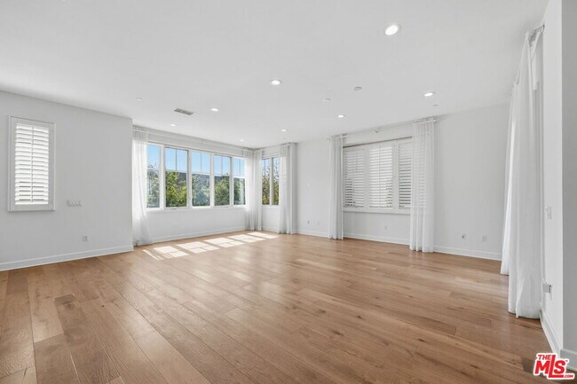 Building Photo - 13079 Bluff Creek Dr