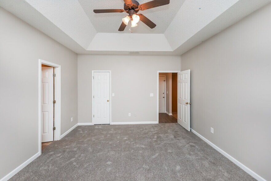 Building Photo - 229 Oakview Dr