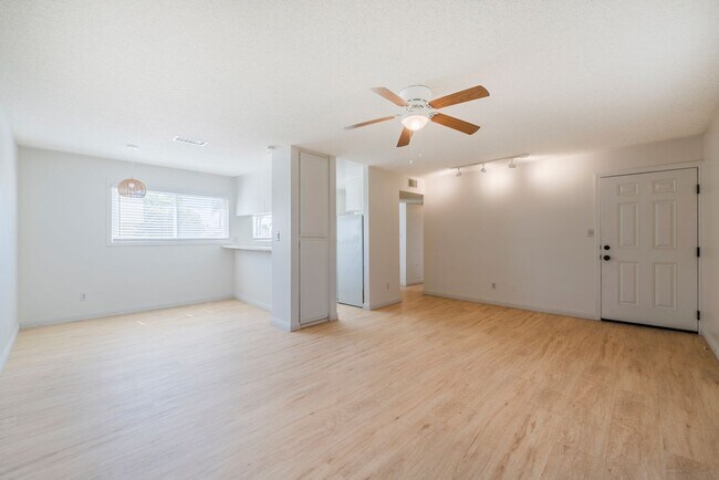 Building Photo - Beautiful remodeled 2 bed 2 bath townhome ...