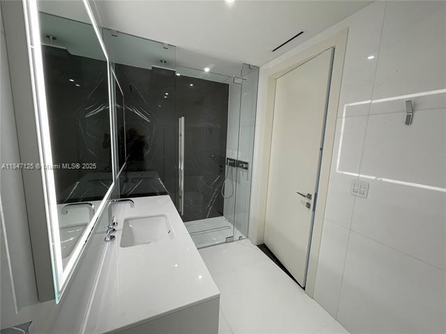 Building Photo - 300 Biscayne Boulevard Way