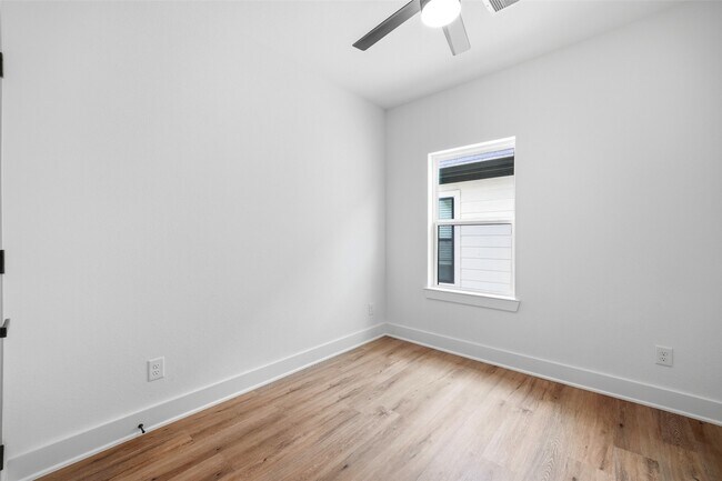 Building Photo - 2107 Esther Dr