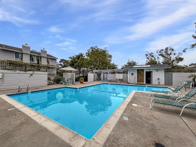 Building Photo - Spacious 3BD/2.5BA Townhouse in La Jolla W...