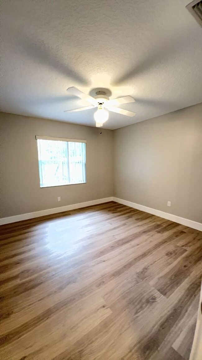 Building Photo - Open floor plan pool home