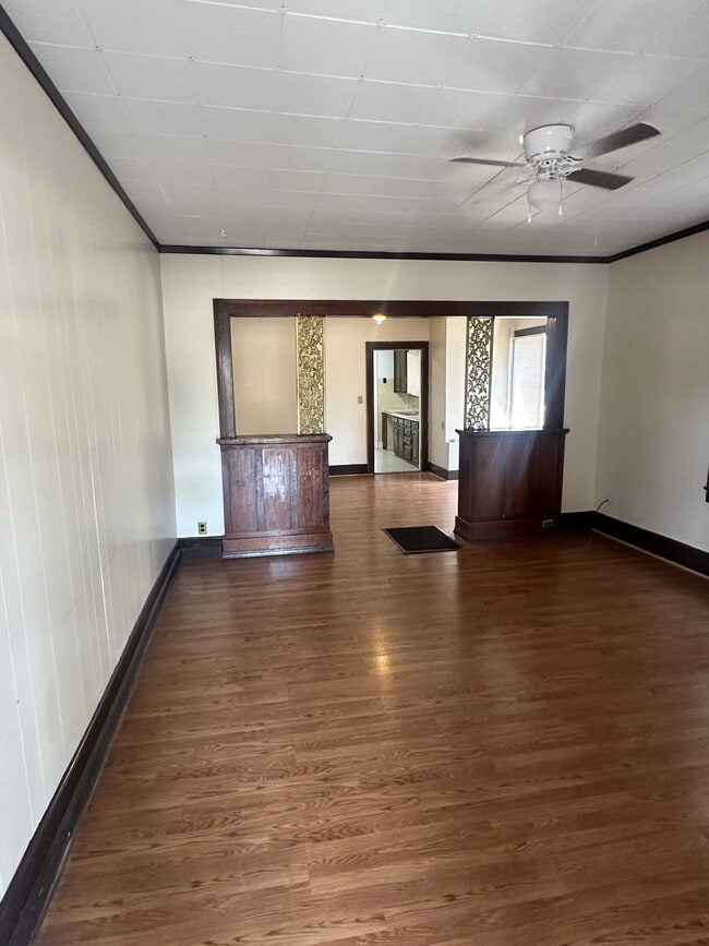 Building Photo - 926 E 7th St