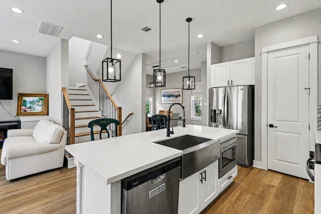 Building Photo - 825 Woodcrest Dr