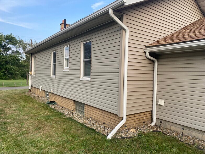 Building Photo - 2617 Maple Ave NE