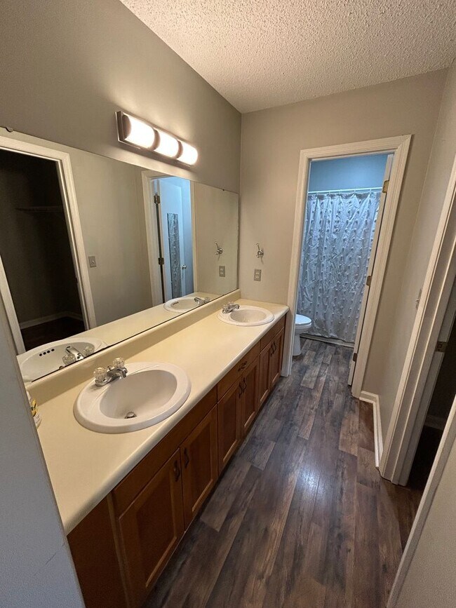 Building Photo - 3B/2B Home with a Fenced in Yard!