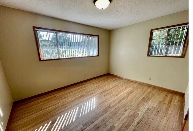 Building Photo - Charming and attractive 2 bed/1 bath in Irvington Neighborhood!