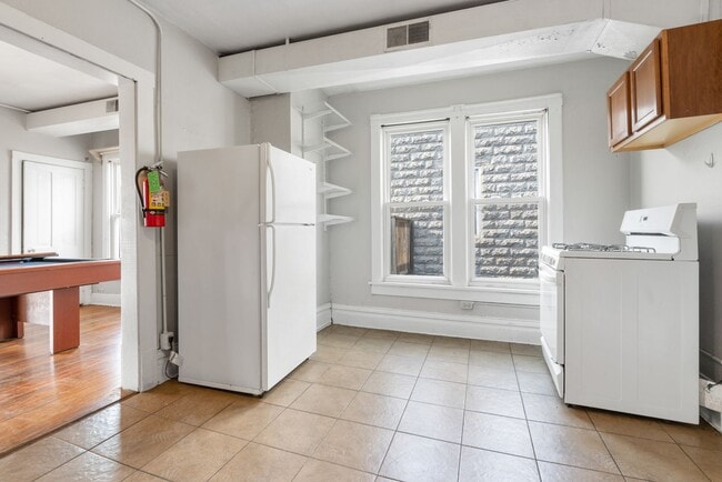 Building Photo - 2020 1/2 College St - Cedar Falls