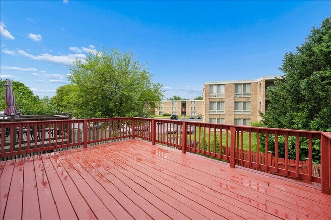 Building Photo - Garage Townhouse For Lease