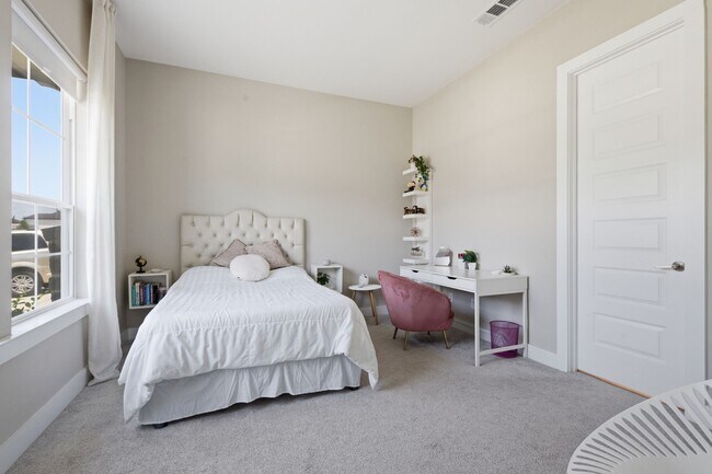 Building Photo - 28065 Willow Gln Dr