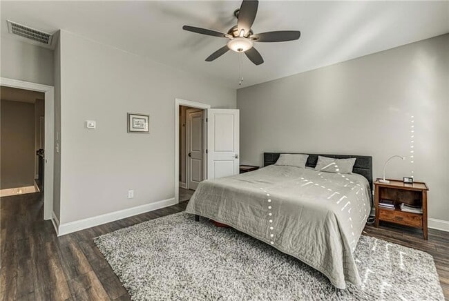 Building Photo - 4321 Parkside Pl