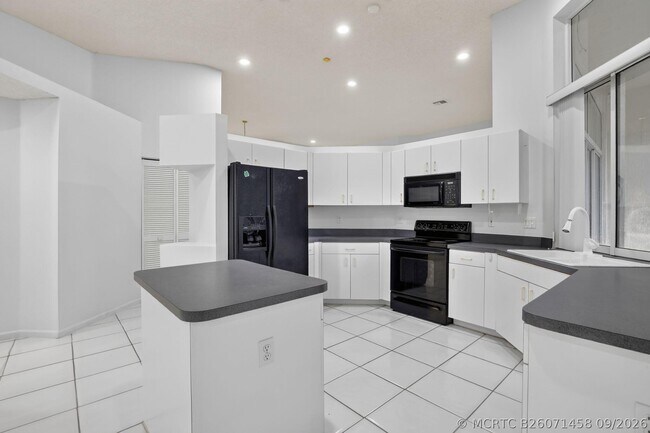 Building Photo - 924 Spoonbill Cir