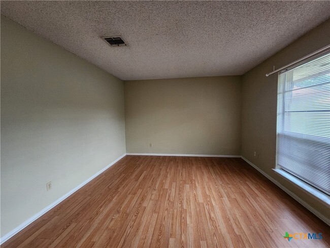 Building Photo - 317 Briarwood Dr