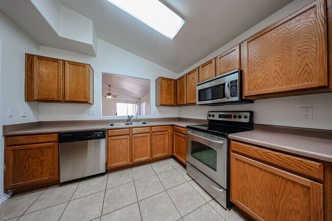 Building Photo - Charming 3-bedroom, 2-bathroom home locate...