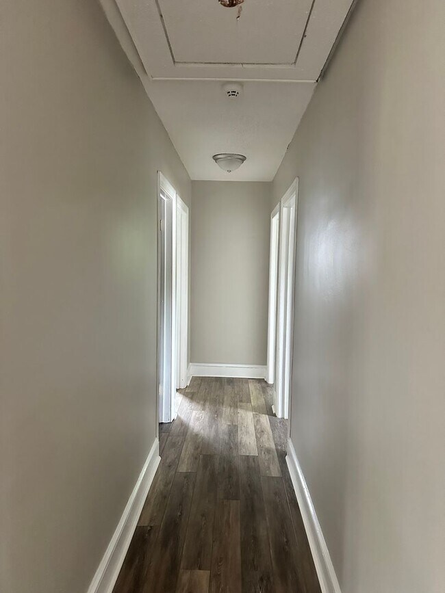 Building Photo - 810 W Country Club Dr