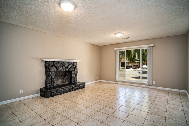 Building Photo - AVAILABLE NOW - 3Bed/2Bath Home for rent i...