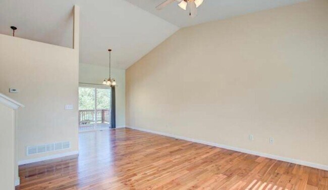 Building Photo - 221 Green Teal Dr