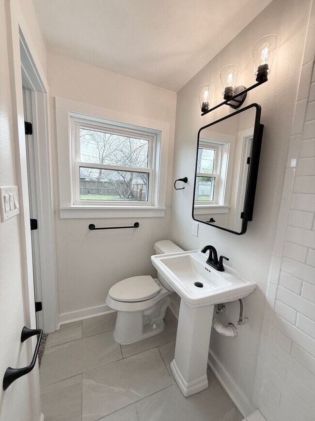 Building Photo - Spacious 3/2/1 w/ Study in Red Bluff Terrace (Pasadena)