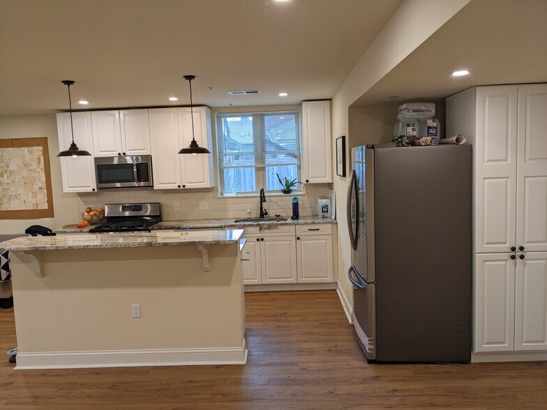 Kitchen - 225 W Pastorius St