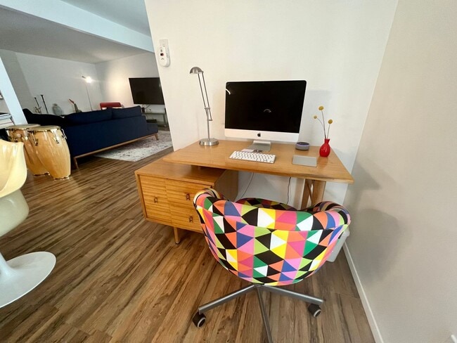 Building Photo - 3 Bedroom 2 Bathroom - Fully Furnished - Mid Century Modern