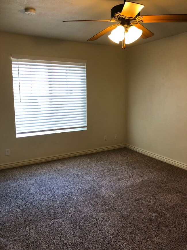 Building Photo - Darling Pleasant Grove Condo Move In Ready!!