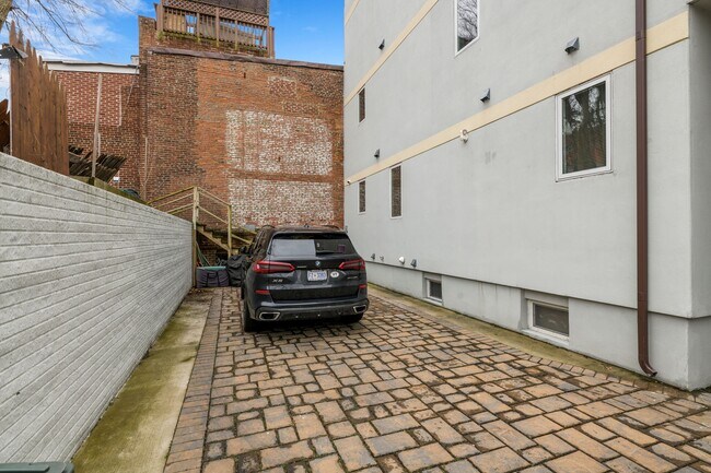 Building Photo - 915 3rd St NE