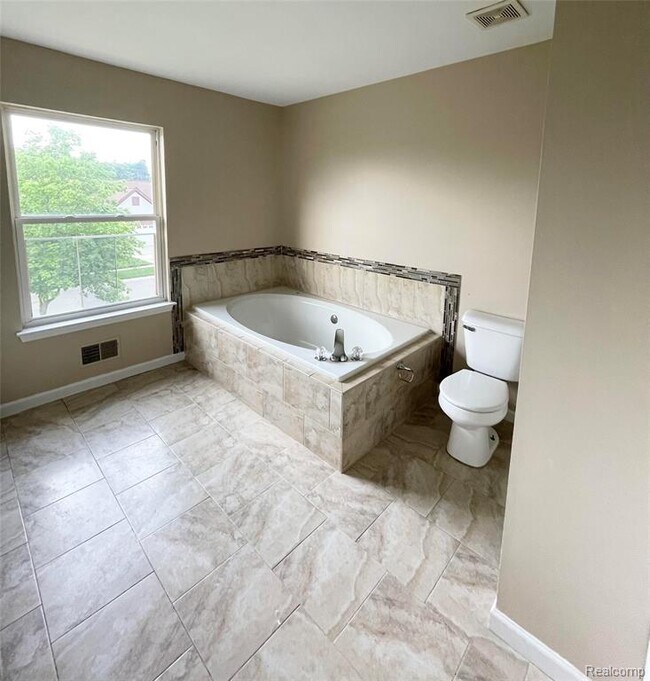 Building Photo - 1215 Oaklawn Dr