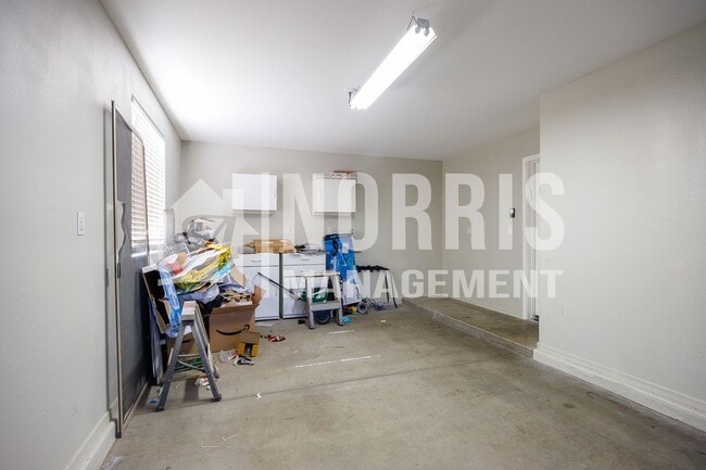 Building Photo - 1553 E Alba Dr
